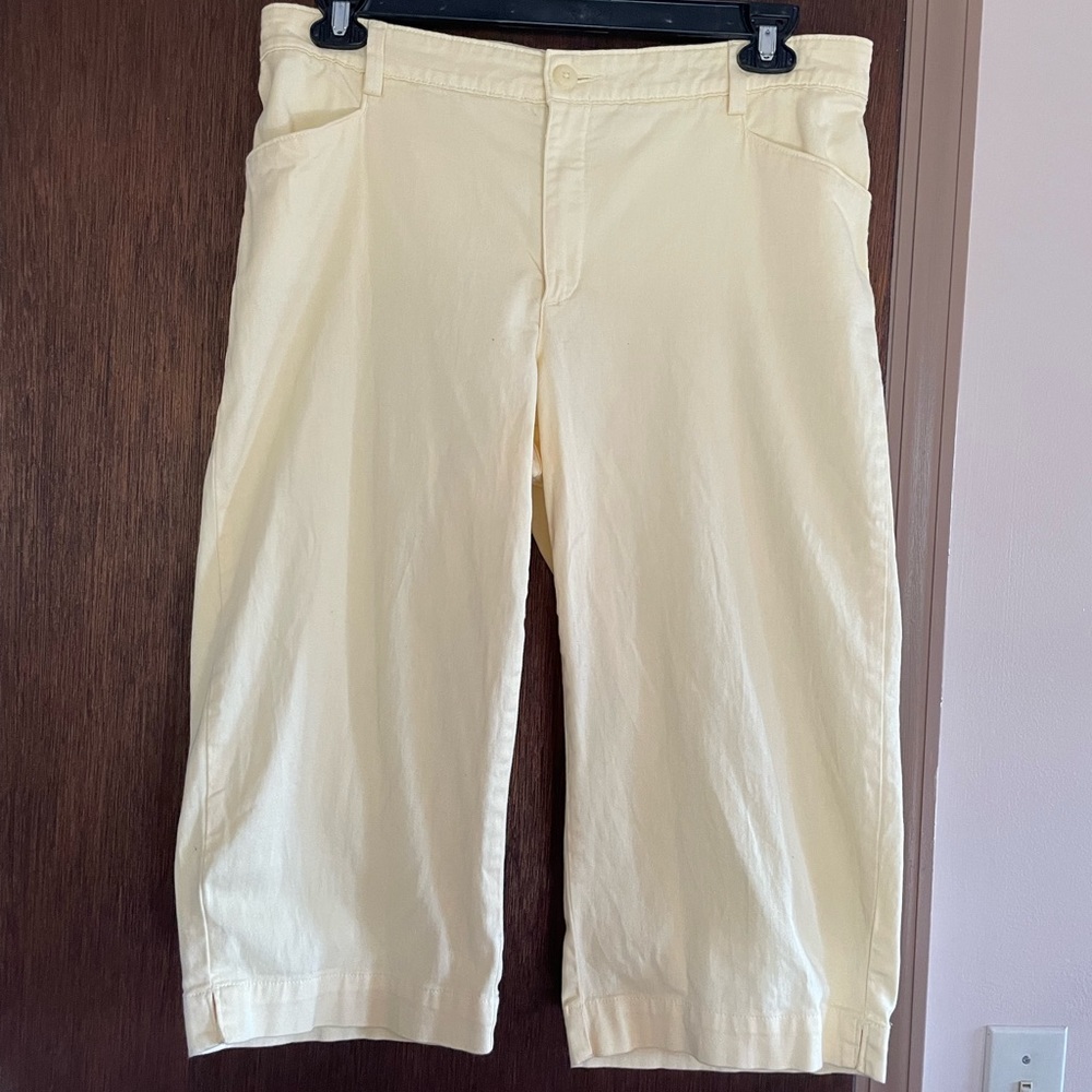 Lee Pale Yellow Capris Size 14 Just Below the Waist
